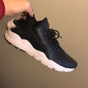 Nike women’s Air Huarache Run Ultra Premium 7.5